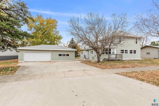 731 N 4th Ave, Canistota, SD 57012
