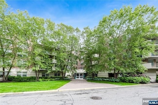 100 Grand Cove Way Unit 2D, Edgewater, NJ 07020