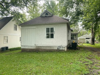 728 E 3rd St, Cameron, MO 64429