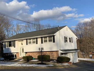 2 Ellyn Ln, Troy, NY 12182