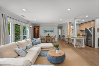 21 Starr Dr Unit 207, Narragansett, RI 02882
