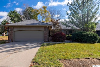 10009 Fieldcrest Dr, Omaha, NE 68114