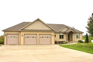 1646 E 142nd St S, Grinnell, IA 50112