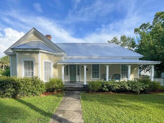 207 Avenue E, Apalachicola, FL 32320