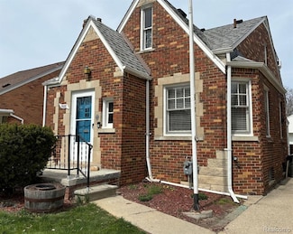 1528 Roslyn Rd, Grosse Pointe Woods, MI 48236