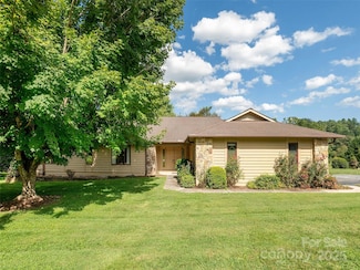 504 Crooked Creek Rd, Hendersonville, NC 28739