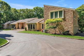 90 Rodeo Dr, Syosset, NY 11791