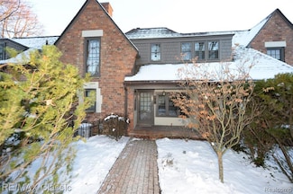 1060 Wimbleton Dr, Birmingham, MI 48009