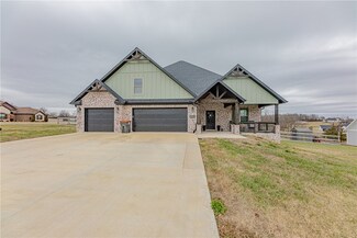 10097 Bunch Cir, Gravette, AR 72736