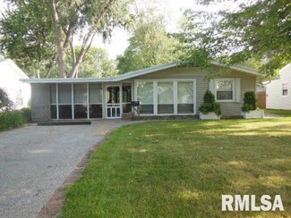 215 Hickory St, Flora, IL 62839