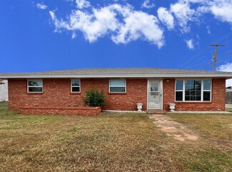 115 N Sixth St, Sentinel, OK 73664