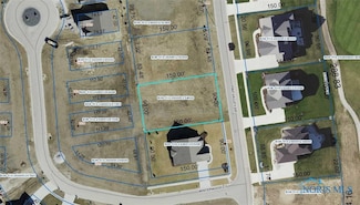896 Pine Valley Dr, Bowling Green, OH 43402