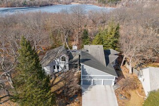 135 Red Oaks Dr, Saint Paul, MN 55127