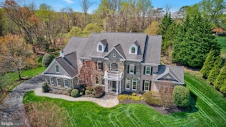 11050 Heathland Dr, Oakton, VA 22124