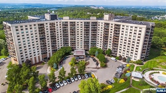 2 Claridge Dr Unit 9NE, Verona, NJ 07044