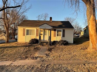 403 E 6th St, Cameron, MO 64429