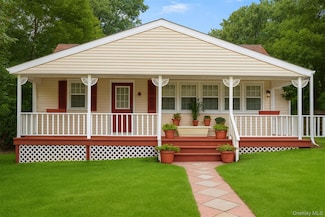 10 Pinedale Ave, Farmingville, NY 11738