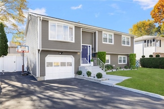 54 Salem Ave, Cranston, RI 02920