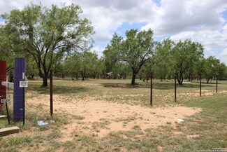 127 County Road 2672, Devine, TX 78016