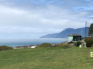 91 Sea View Rd, Whitethorn, CA 95589