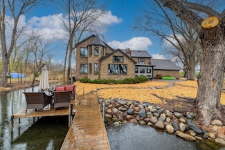 211 Peninsula Rd, Minneapolis, MN 55441