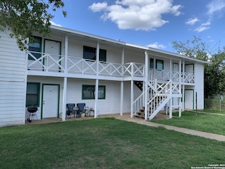 212 E Leona St, Dilley, TX 78017