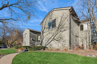 33 Shoreline Rd Unit B, Lake Barrington, IL 60010