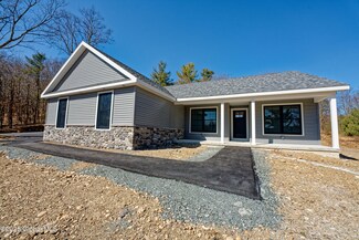 28 Hogarty Rd S, Averill Park, NY 12018