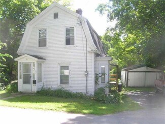 31 Hillside Rd, Orono, ME 04473