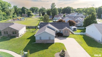 1709 Hope Ct, Pekin, IL 61554