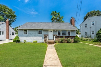 19 Dakota St, Hicksville, NY 11801