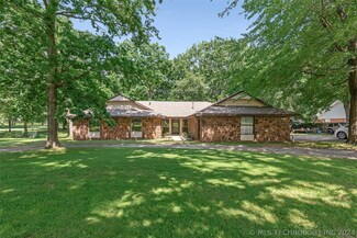 1104 N Fox St, Chouteau, OK 74337