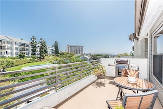 950 Cagney Ln Unit 308, Newport Beach, CA 92663
