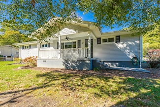 917 Crest Dr, Chickamauga, GA 30707