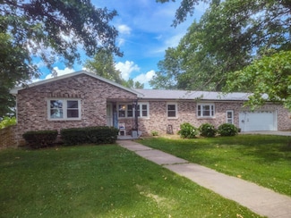 905 Grandview Ave, Slater, MO 65349