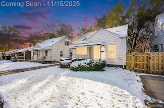 19418 Kingsville St, Harper Woods, MI 48225