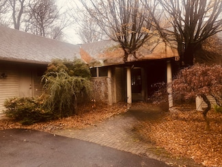 40 Ferncliff Dr, West Hartford, CT 06117