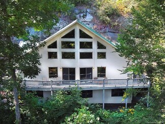 200 Charleston Harbor Dr, Saluda, NC 28773