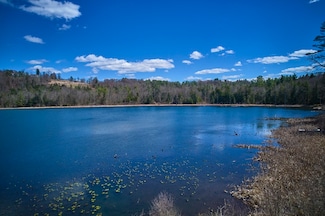 9 Wheatleigh Dr, Stockbridge, MA 01262