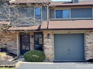 669 Hidden Valley Ct, Fairborn, OH 45324