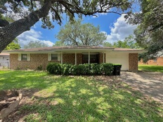 301 Kinkaid Ave, Wharton, TX 77488