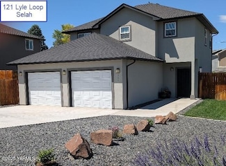 121 Lyle Loop Rd, Selah, WA 98942