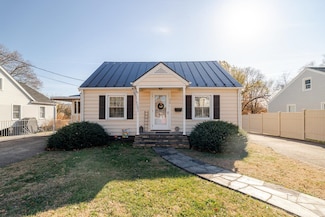 410 E Rockingham St, Elkton, VA 22827