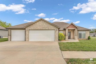 17353 Brook Ridge Dr, Wamego, KS 66547