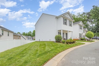 8005 Stevie Oaks Ln, Charlotte, NC 28215