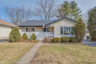 221 Prospect Ave, Mundelein, IL 60060