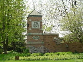 57 Wyndam Ln, Hamburg, MI 48116