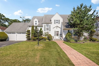 24 Lawrence Ave, Rockville Centre, NY 11570