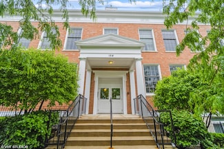 154 School St Unit 202, Libertyville, IL 60048