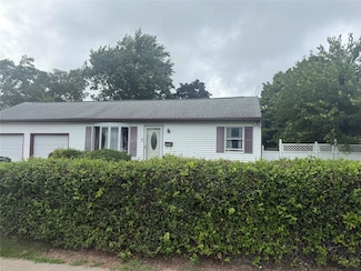 28 Pine St, Central Islip, NY 11722